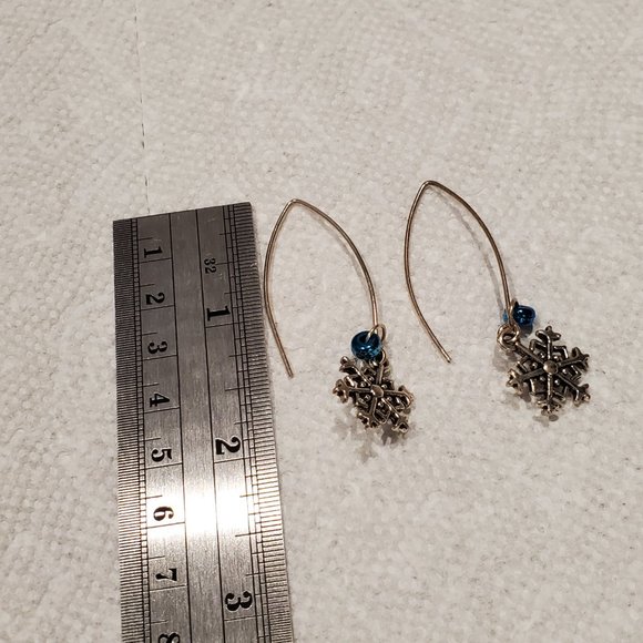 Snowflake Earring Set with 30 inch Matching Necklace Silvertone Handmade… - Picture 3 of 8